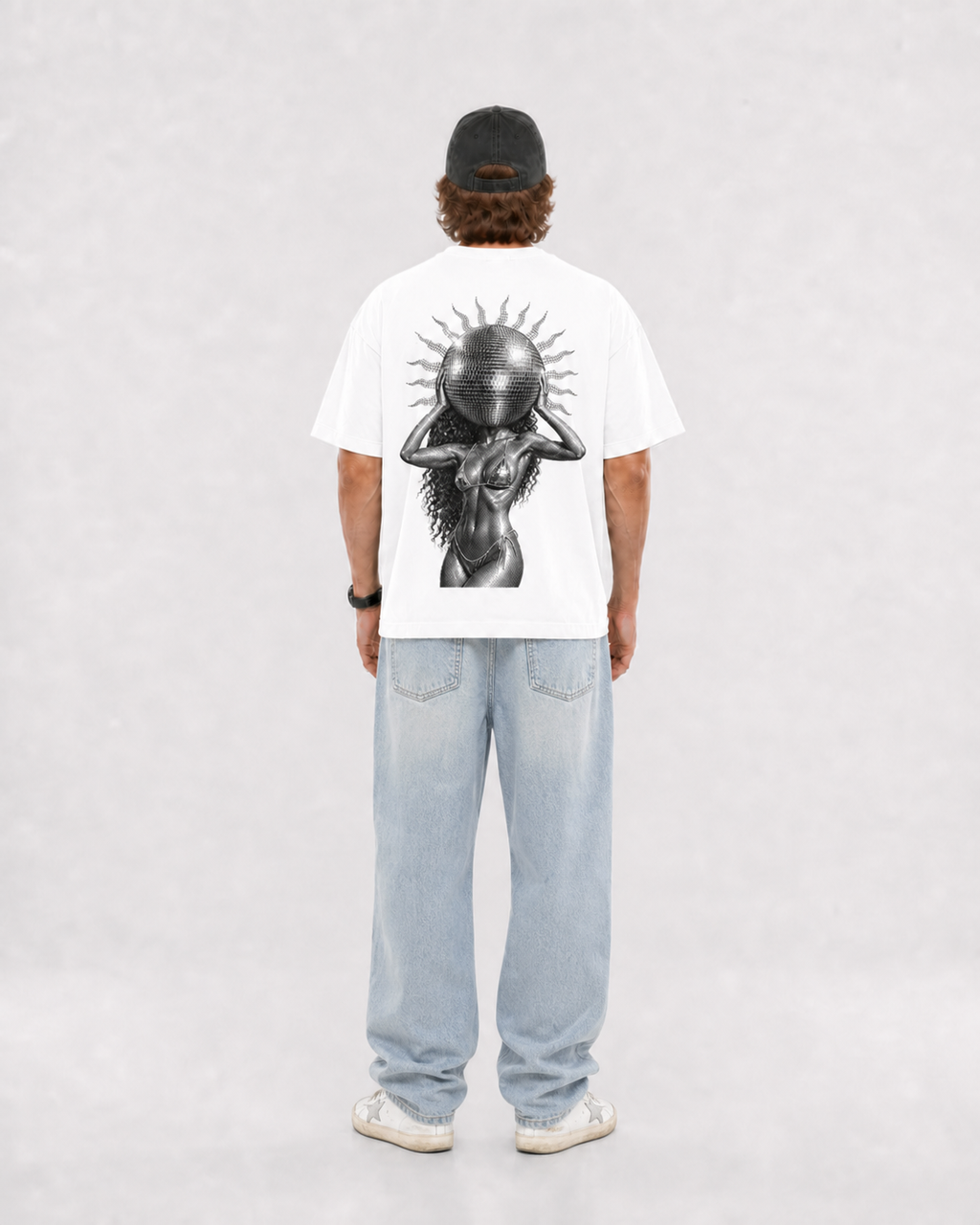 Camiseta blanca DEIPARII, espalda con el mirrorball