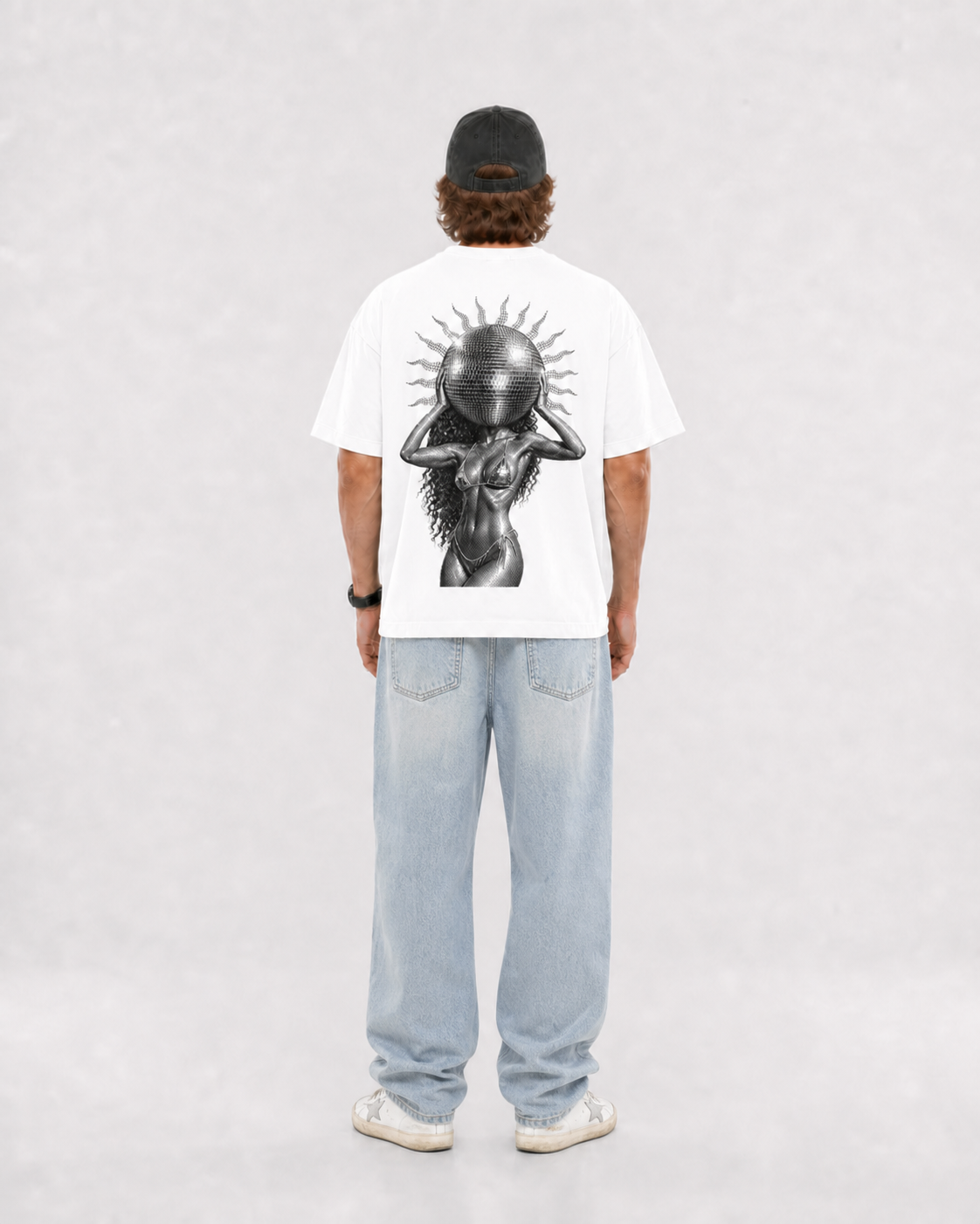Camiseta blanca DEIPARII, espalda con el mirrorball