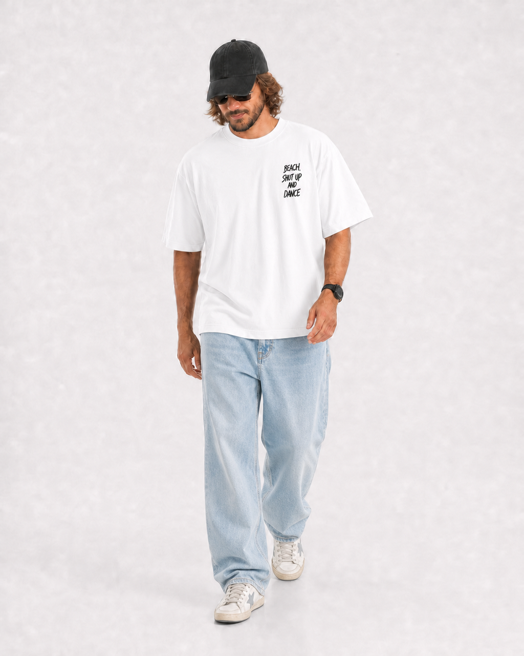 Camiseta blanca DEIPARII, en movimiento