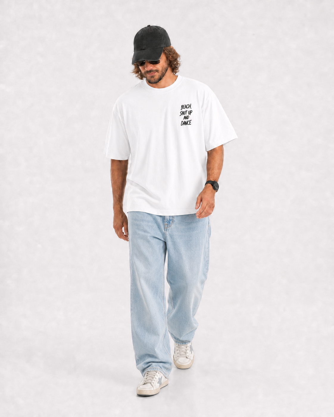 Camiseta blanca DEIPARII, en movimiento